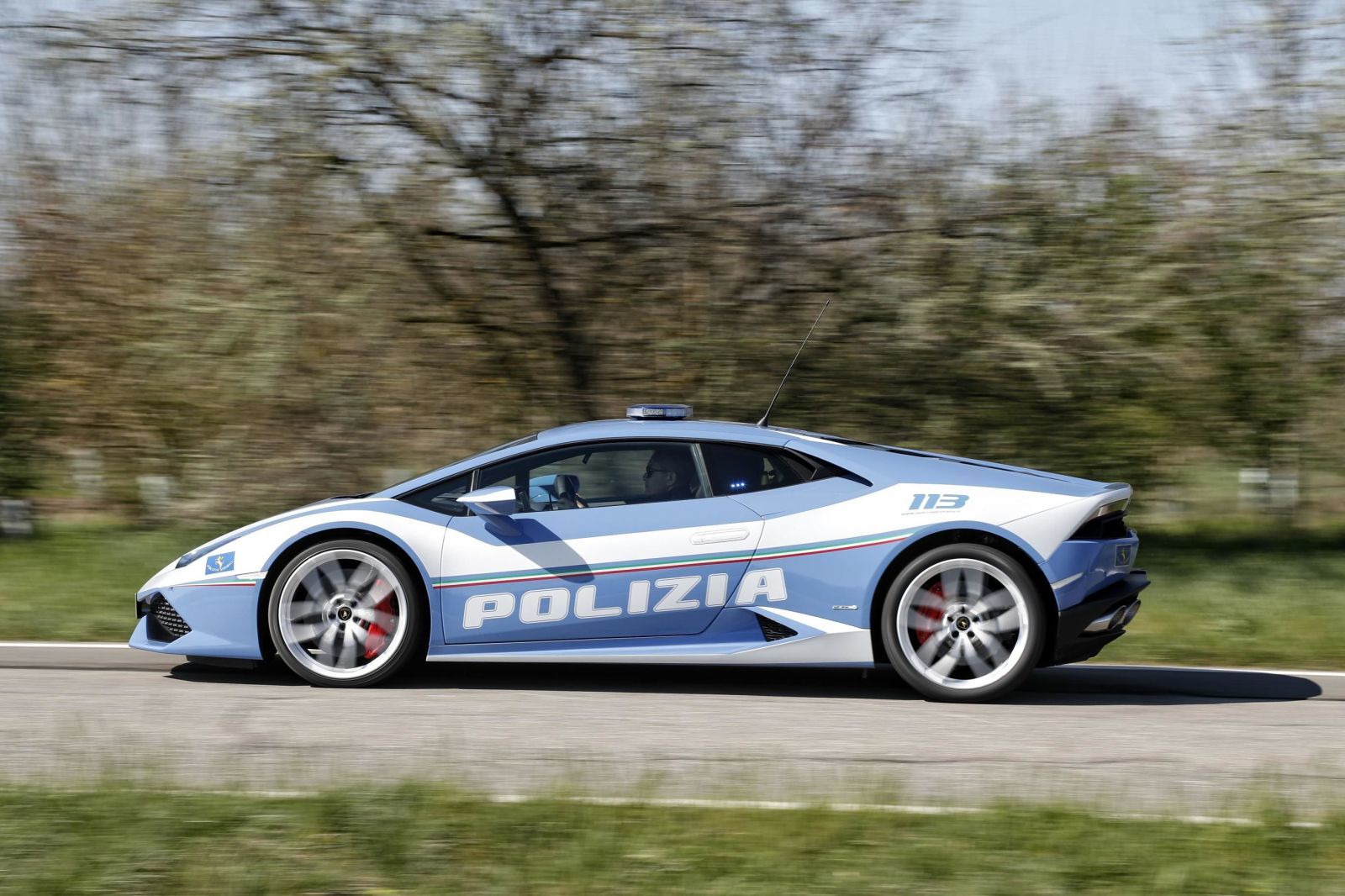 意大利警察用林宝 huracan 做新警车!