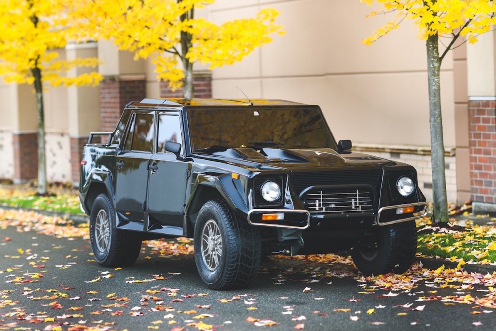 https---hk.hypebeast.com-files-2017-12-1990-lamborghini-lm002-suv-sold-auction-1