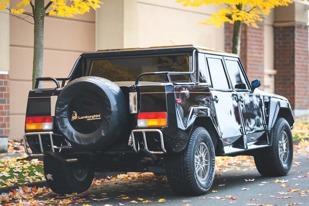 https---hk.hypebeast.com-files-2017-12-1990-lamborghini-lm002-suv-sold-auction-2