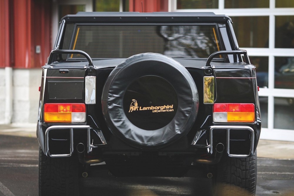 https---hk.hypebeast.com-files-2017-12-1990-lamborghini-lm002-suv-sold-auction-3
