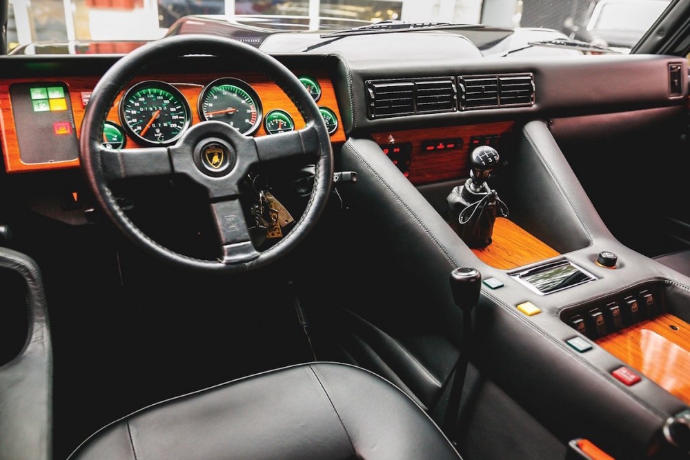https---hk.hypebeast.com-files-2017-12-1990-lamborghini-lm002-suv-sold-auction-4