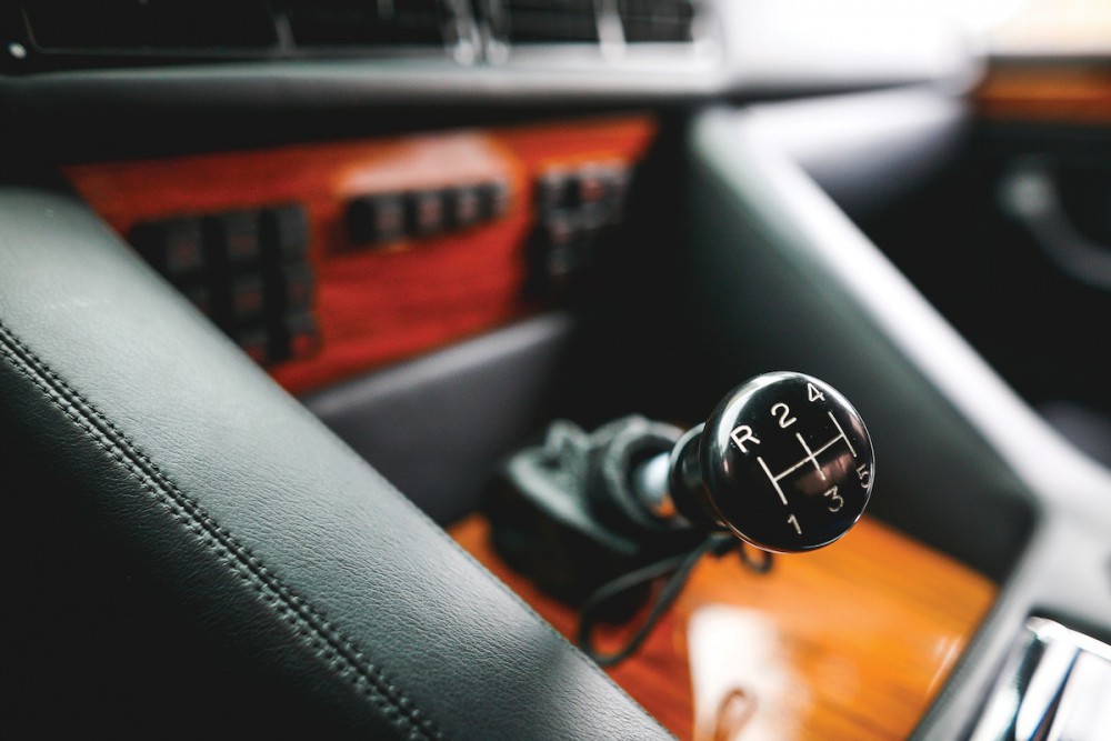 https---hk.hypebeast.com-files-2017-12-1990-lamborghini-lm002-suv-sold-auction-5