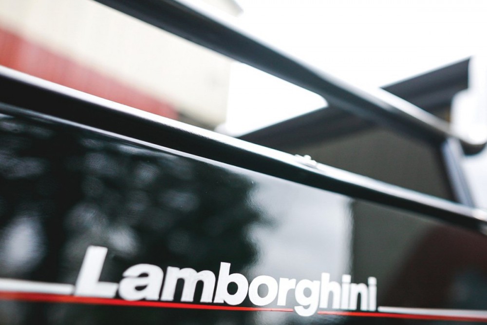 https---hk.hypebeast.com-files-2017-12-1990-lamborghini-lm002-suv-sold-auction-7